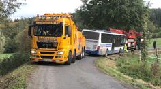 S autobusem se utrhla krajnice. Cestující se zachránili vlastní vahou