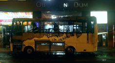 V centru Prahy shořel autobus! Plameny poškodily i vedlejší dům