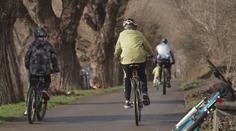 Teplého počasí si užívají i cyklisté. Spoustu řidičů tím zaskočili