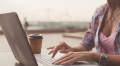 I doma se můžeme vzdělávat. Jazykové školy nabízejí online kurzy