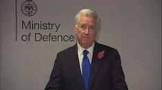 Britský ministr Fallon novinářce před lety sáhl na nohu, rezignoval!