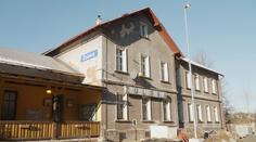 Oprava trati na Jesenicku stále není dokončená. Na vině je prý počasí