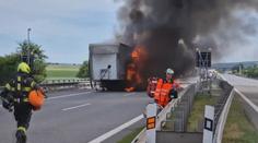Dva lidé zemřeli při nehodách na D2. Vznikla několikakilometrová kolona
