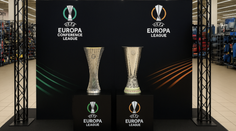 Chcete vidět prestižní fotbalové trofeje? Za doprovodu legend se objeví v Praze a Ostravě