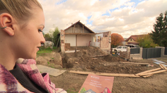 Firma shrábla dotace, dům nikde. Žijeme v garáži a musíme státu vrátit peníze, pláče rodina