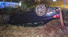 Řidič BMW nezvládl ostrou zatáčku, auto letělo desítky metrů