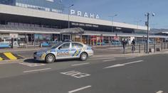 Zásah policie na pražském letišti! Neznámý předmět tam popálil člověka