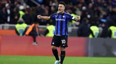 Milánské derby urval Inter, jediný gól dal Martínez. Uspěla i Neapol