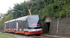 V plzeňské tramvaji dívce poleptali oči. Řidič nepomohl a ujel