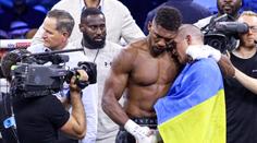 Joshua neunesl prohru, ukradl pásy a vyhodil je z ringu. Usyk jen zíral