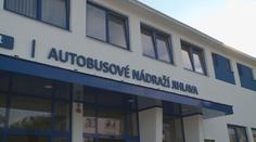 Brutální napadení v Jihlavě! Útočníci mladíky surově mlátili a kopali