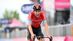 Šestou etapu vyhrál Švýcar! Vítězství si vydřel v dešti strmým výšlapem