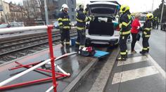 Na tramvajovou zastávku v Praze najelo auto. Čtyři zranění, včetně 105leté ženy