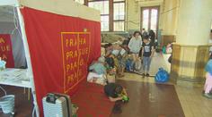 Stanové městečko problém nevyřešilo. Na nádraží nadále nocují stovky uprchlíků