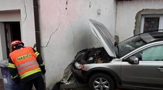Auto srazilo chodce a nabouralo dům. Muže museli vyprostit, stavení podepřít
