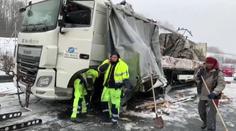 Jeden kamion na D6 rozpáral druhý, pak téměř spadl z mostu