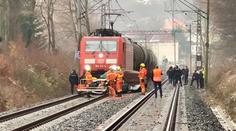 Mladík (†24) zemřel pod koly vlaku, na přejezd vjel na červenou