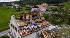 Ve Švýcarsku patrně udeřilo tornádo, padající jeřáb zabil 50letého muže