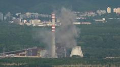 Oblaka prachu a tlaková vlna. Pyrotechnici odpálili pumu v chemičce u Litvínova