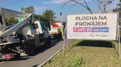 Praha v boji s nelegální reklamou. K zemi šly desítky billboardů