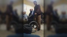 Muž se svíjel v bolestech. Nechali ho čekat na chodbě nemocnice