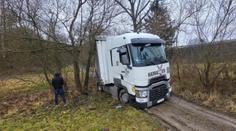 Polský řidič kamionu slepě věřil navigaci. Uvízl v blátě a museli ho vyprošťovat