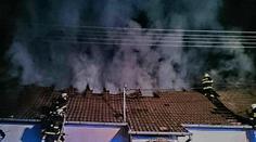 Plameny pohltily střechu domu, vyhlášen 2. stupeň polachu