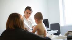 Matka zuřila kvůli čekání na dětské pohotovosti. Primářka řekla, proč to tak je