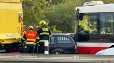 Na pražské silnici se srazil autobus s autem. K nehodě vyrazil vrtulník