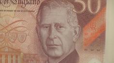 Velká Británie tiskne nové bankovky. Je na nich portrét krále Karla III.