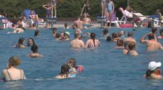 Koupaliště v sobotu praskala ve švech, někde zasahovali i záchranáři