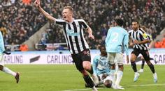 Newcastle zvládl odvetu a slaví postup do finále. Zápas dohrával v deseti