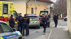 V Opavě policejní auto po čelním nárazu smetlo chodce. Je v kritickém stavu