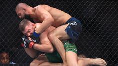 Čimajev získal pás ve střední váze, v UFC porazil Du Plessise na body
