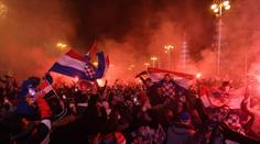 Pyrotechnika a velká radost. Chorvaté v centru Záhřebu slavili bronz