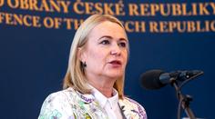 Ministryně Černochová musela na chirurgický zákrok. Držte mi palce, prosí