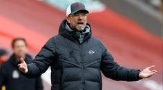 Narušitel vletěl pod nohy hvězdy Liverpoolu. Klopp u lajny zuřil jako nikdy
