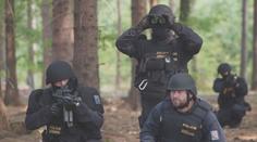 Muž střílel v lese s upravenou zbraní. Doma schovával další munici