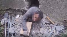 "Klid, neutíkám," uklidňoval strážníky muž, když vylezl dírou z garáže