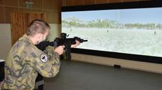 Čeští vojáci už nemusejí střílet venku. Trénují na novém simulátoru