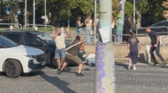 Drsná bitka v Praze. Soupeři použili násadu od krumpáče i pěsti
