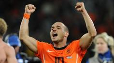 Legendární Sneijder se po sedmi letech vrátil k fotbalu. Zlákala ho rodina