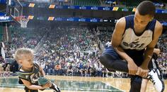 Nemocný pětiletý klučina dostal smlouvu v NBA. Pak zasmečoval!