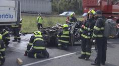 Auto na Pražském okruhu sešrotovaly náklaďáky! Ženu vyprošťovali 40 minut