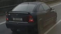 Agresivní řidič za volantem. Hnal se přes plnou čáru, ohrozil několik lidí