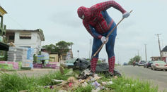 Spiderman sbírá odpadky. Mladý Nigerijec se v jeho obleku rozhodl motivovat okolí