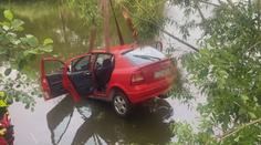 Po nehodě u Jihlavy skončilo auto v rybníku. Mladý řidič se zranil