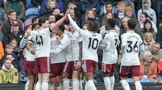Arsenal vyhrál devátý zápas v řadě a nadále vládne Anglii. Wolves zase padli