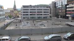 V centru Ústí nad Labem je už 17 let díra. Kolem je akorát bordel, stěžují si místní