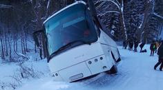 Na Šumpersku havaroval autobus se školáky. Museli z něj utéct oknem